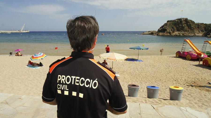 Prohibeixen el bany en una platja de Blanes pel trencament d'una canonada