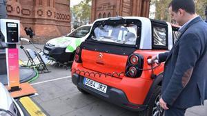 Feria de vehículos eléctricos Expoelèctric, ayer, en el paseo de Lluís Companys de Barcelona.