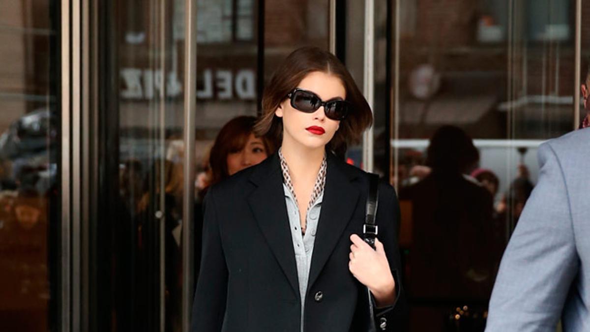 Los mejores looks de Kaia Gerber con pantalones vaqueros rectos