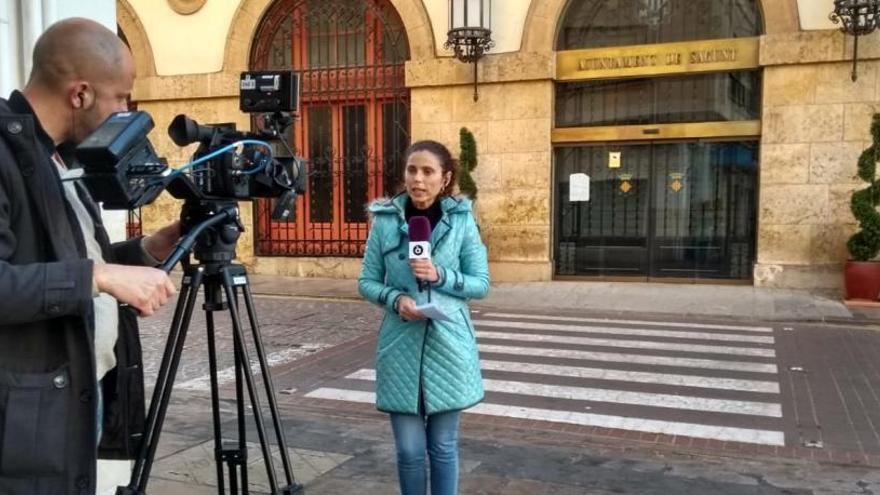 Periodistas de televisión también se han desplazado para cubrir la noticia.