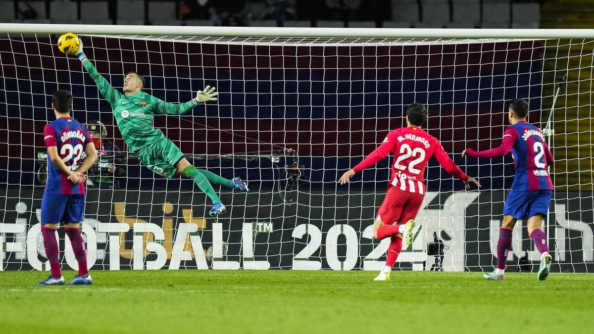 Iñaki Peña evita el gol de Memphis con una soberbia parada en Montjuic.