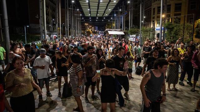 Ambient i decorats als carrers de Sants, durant la festes majors de Sants