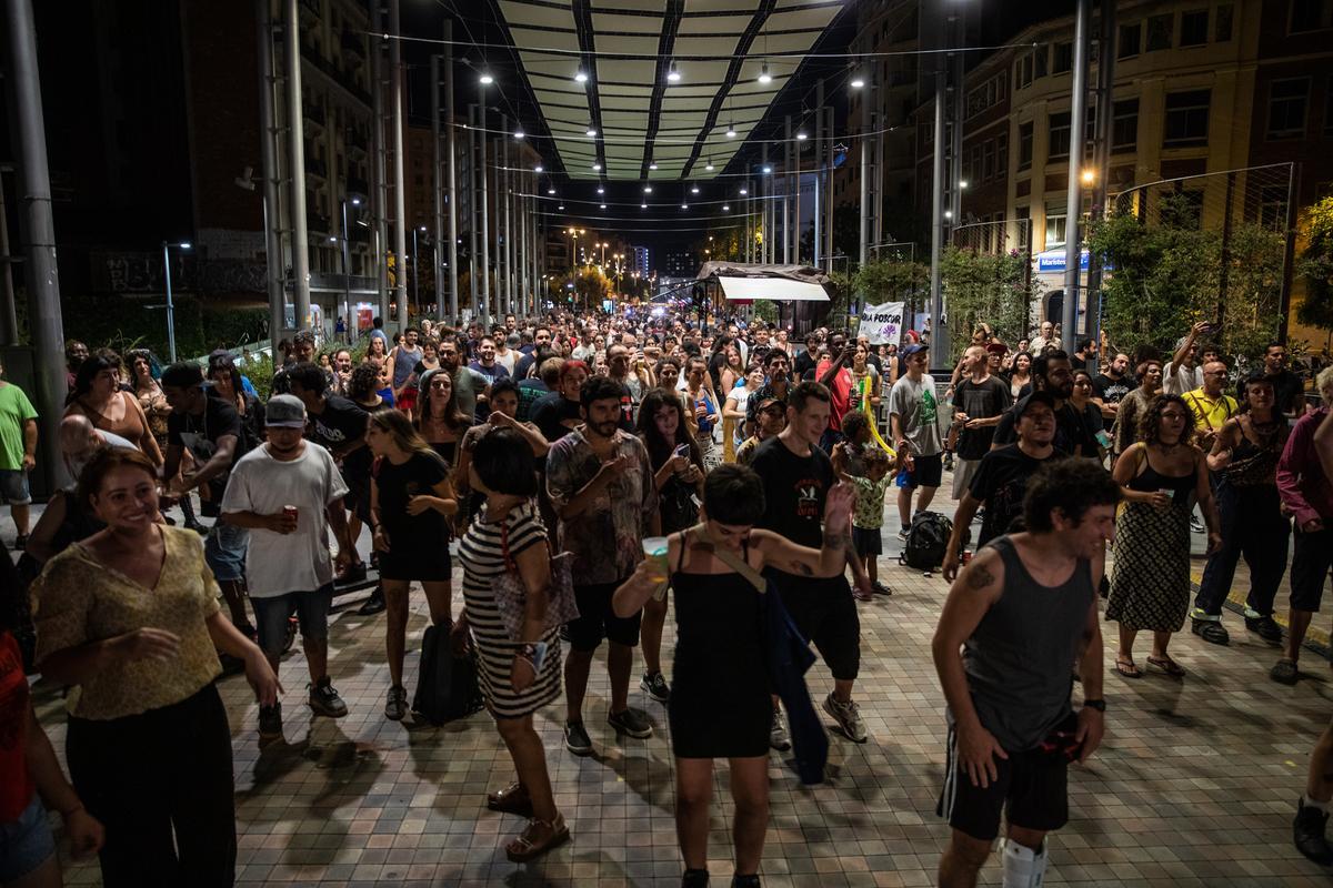 Ambiente y decorados en las calles de Sants, durante la fiestas Mayores de Sants