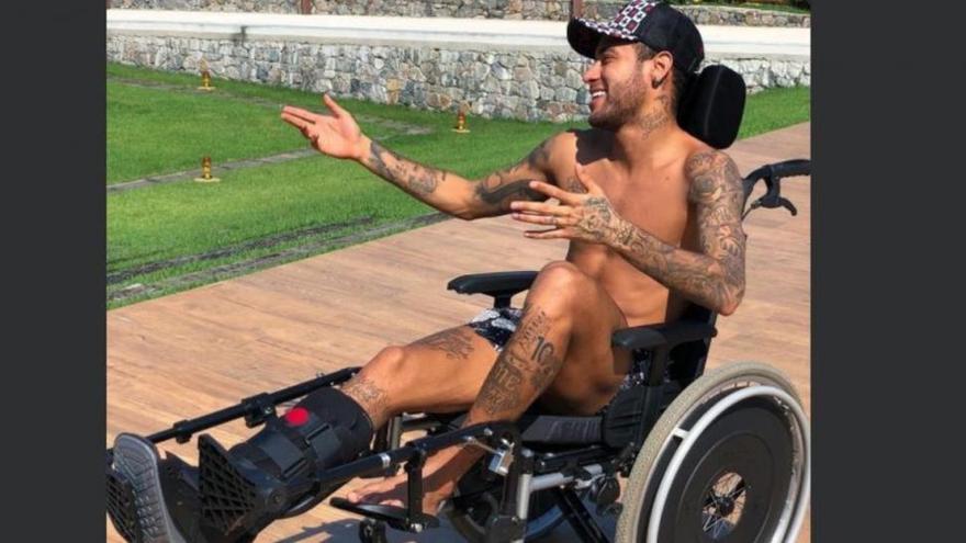 Neymar enfurece a las redes por homenajear a Hawking en silla de ruedas