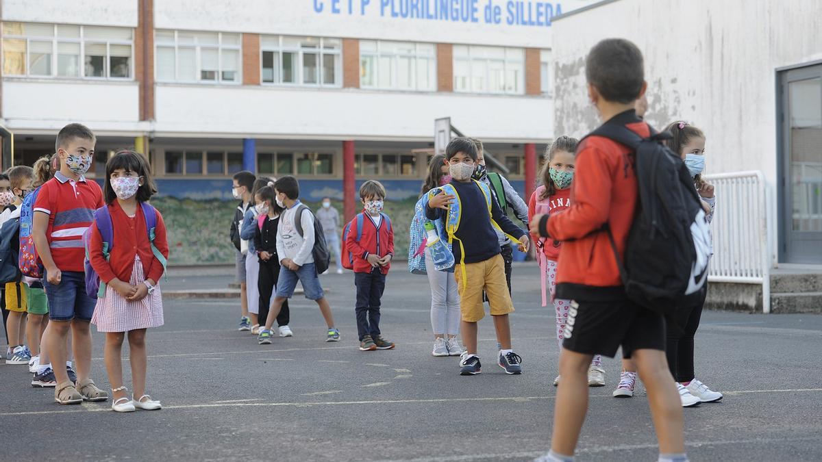 Niños en el patio del colegio de Silleda