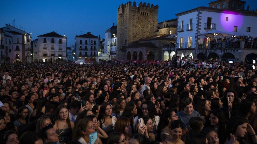 La plaza Mayor de Cáceres vibró este jueves al ritmo de Beret, Ruslana, Walls y Chema Rivas