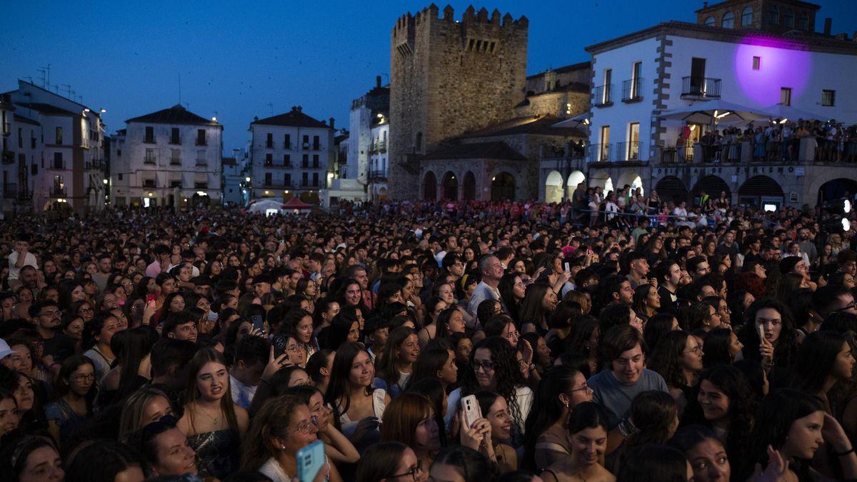 La plaza Mayor de Cáceres vibró este jueves al ritmo de Beret, Ruslana, Walls y Chema Rivas
