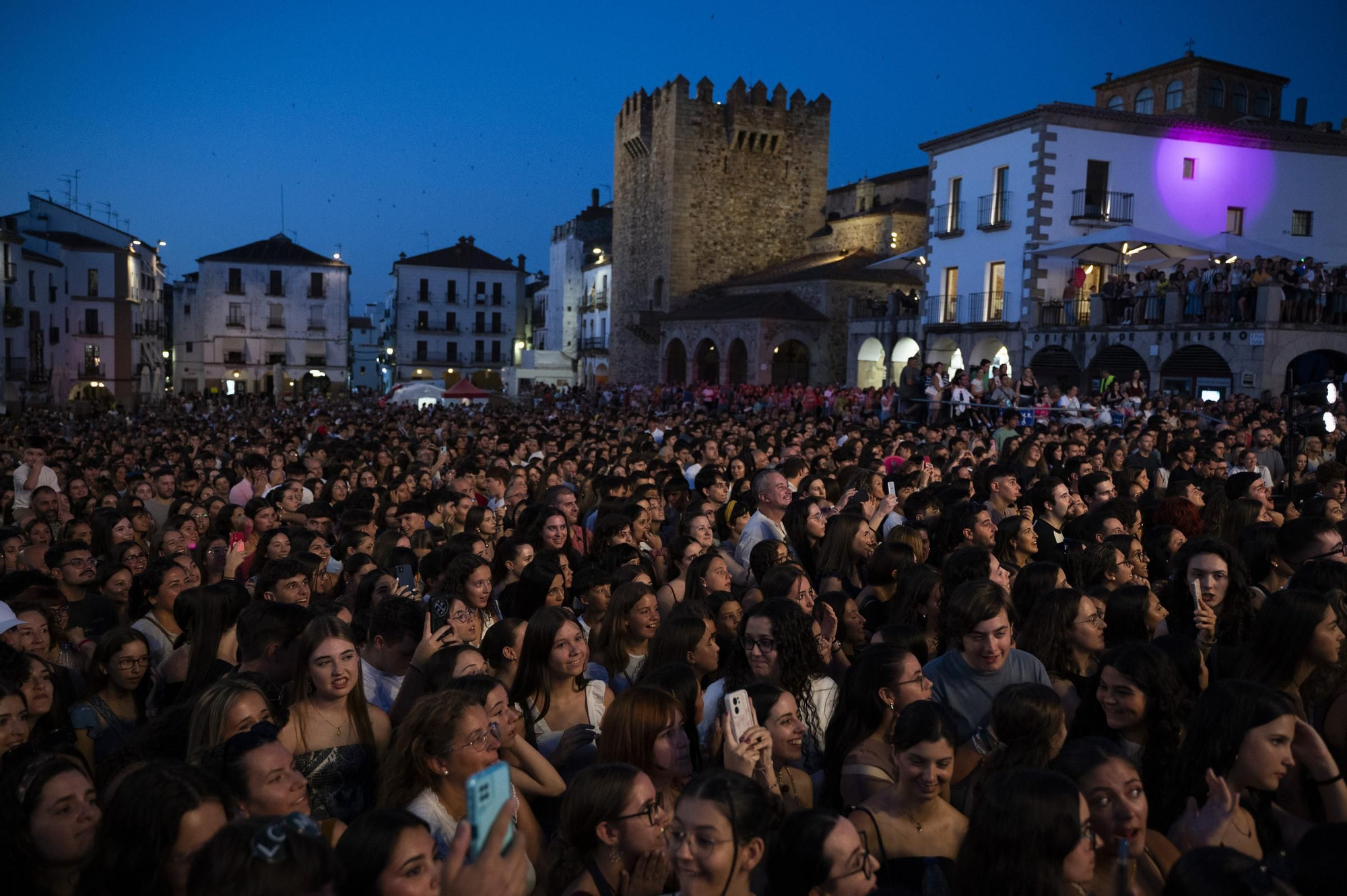 La plaza Mayor de Cáceres vibró este jueves al ritmo de Beret, Ruslana, Walls y Chema Rivas