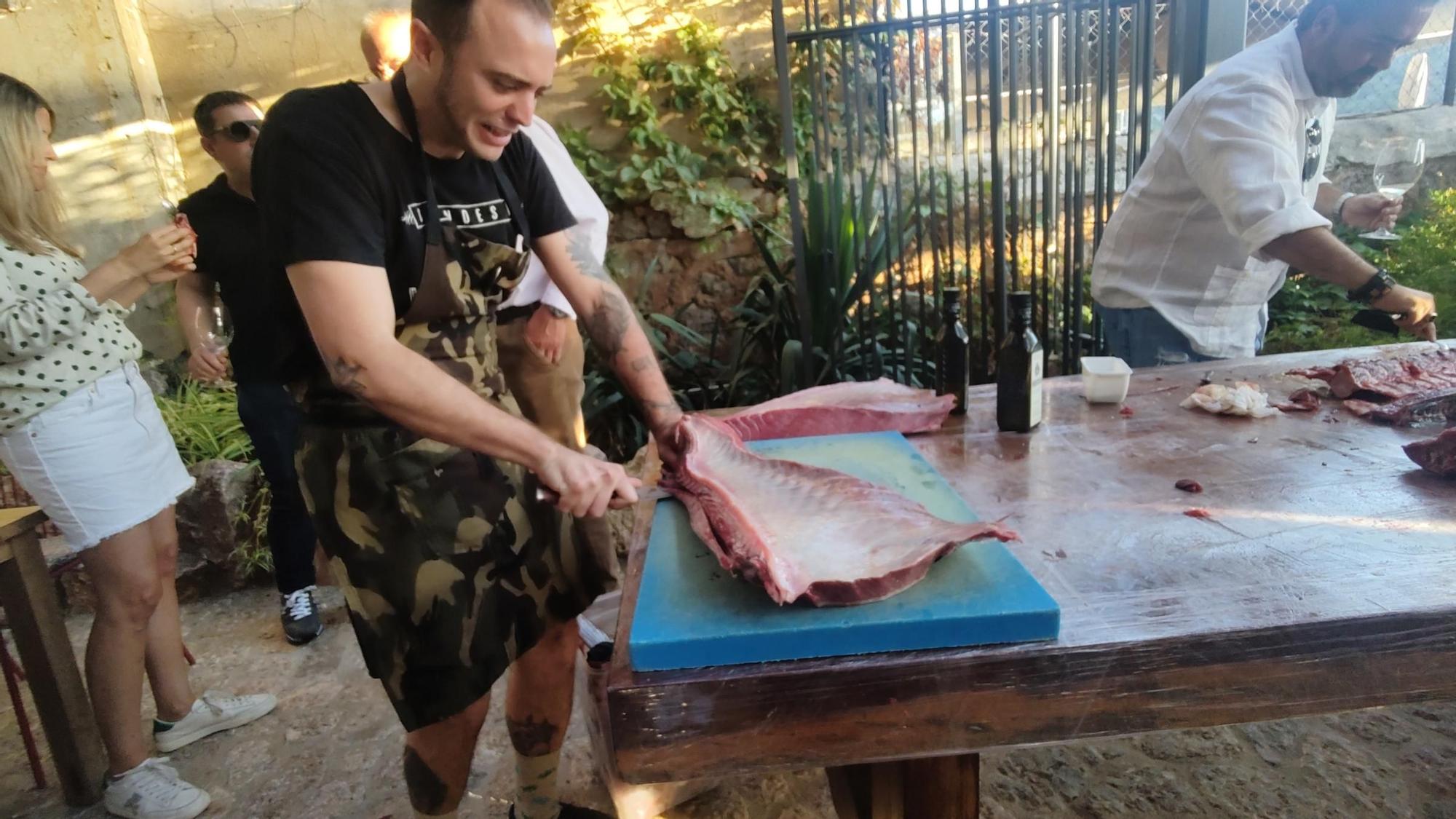 Pau Navarro, cortando la ventresca de atún.