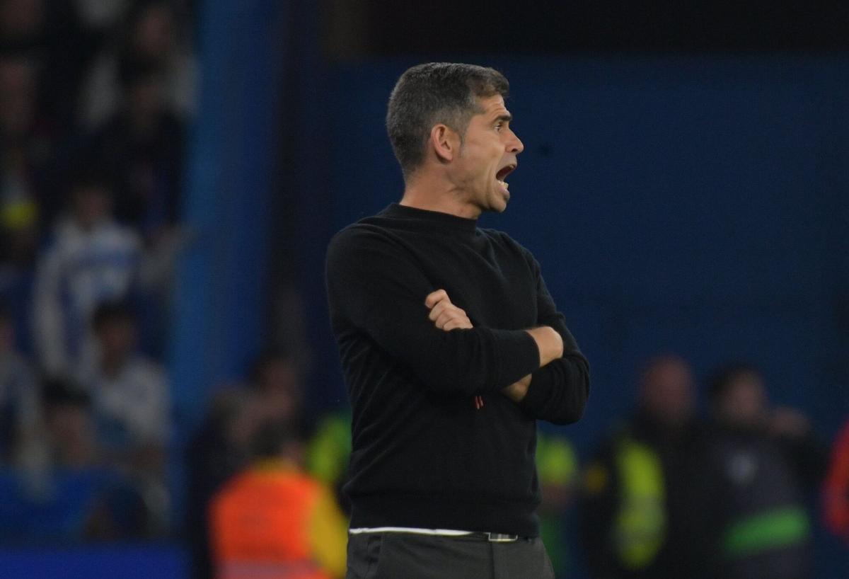 Antonio Hidalgo da una instrucción en la banda de Riazor.
