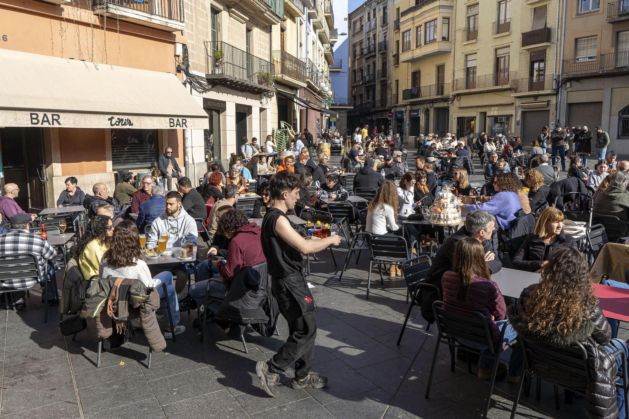 Terrasses plenes al Bages al gener, i en màniga curta