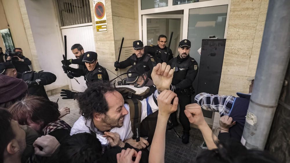 Cargas policiales durante el desahucio de una familia en Palma