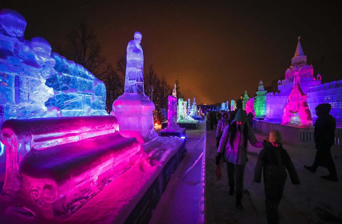 Esculturas y castillos de nieve en festivales de hielo de Moscú y  Heilongjiang, en el norte de China