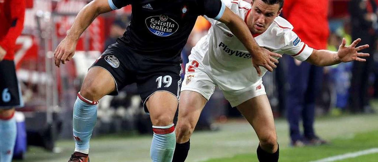 Jonny, frente a Corchia, en su partido 159 con el Celta en el Ramón Sánchez Pizuján. // Efe