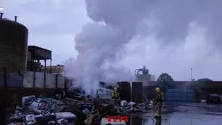 Incendi en el pati d'una nau del grup Conesa a Figueres