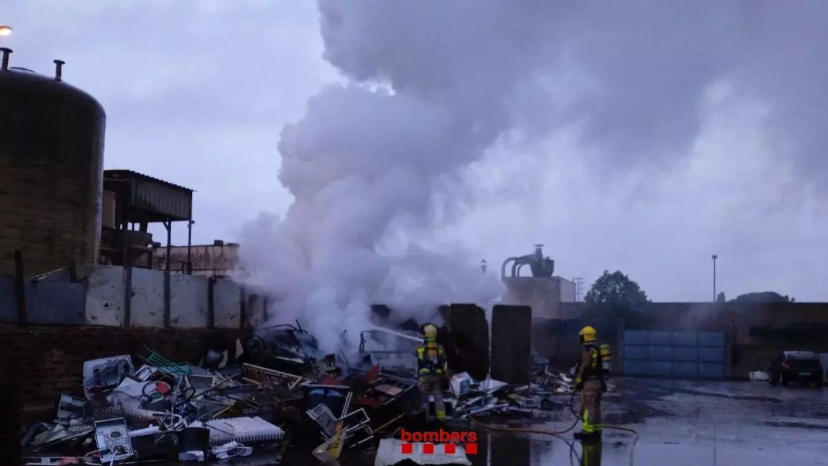 Incendi en el pati d'una nau del grup Conesa a Figueres