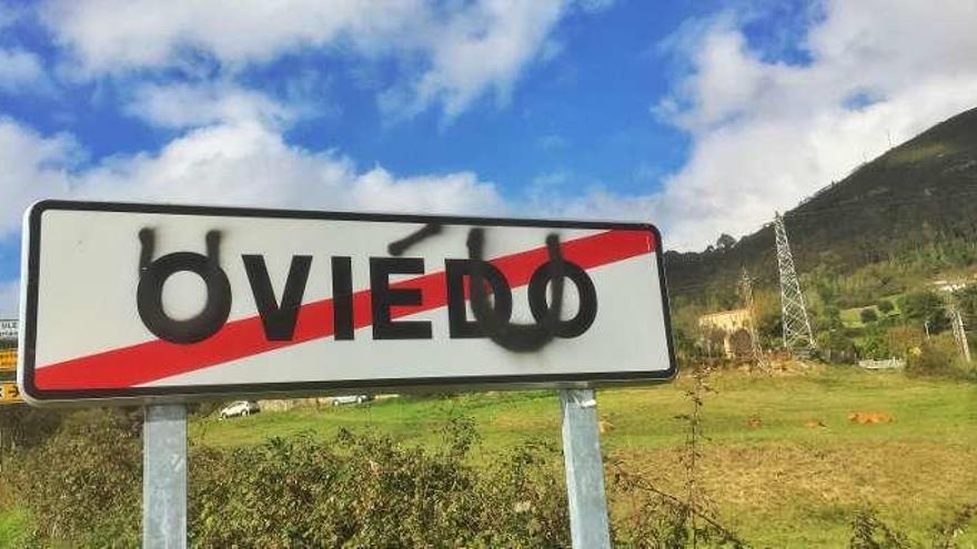 Un cartel Oviedo sobre el que se ha escrito &quot;Uviéu&quot;.