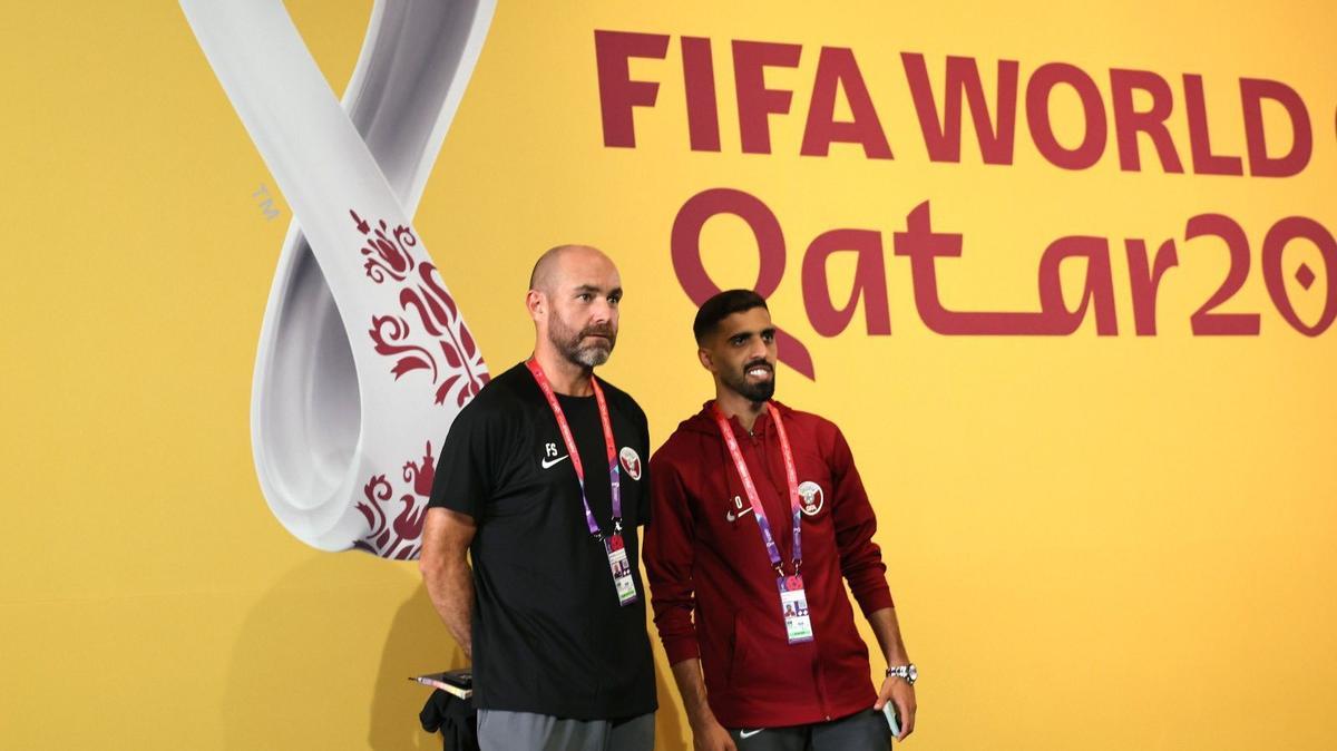 Félix Sánchez, el seleccionador de Qatar, junto a Hassan Al-Haydos, el capitán de su equipo.