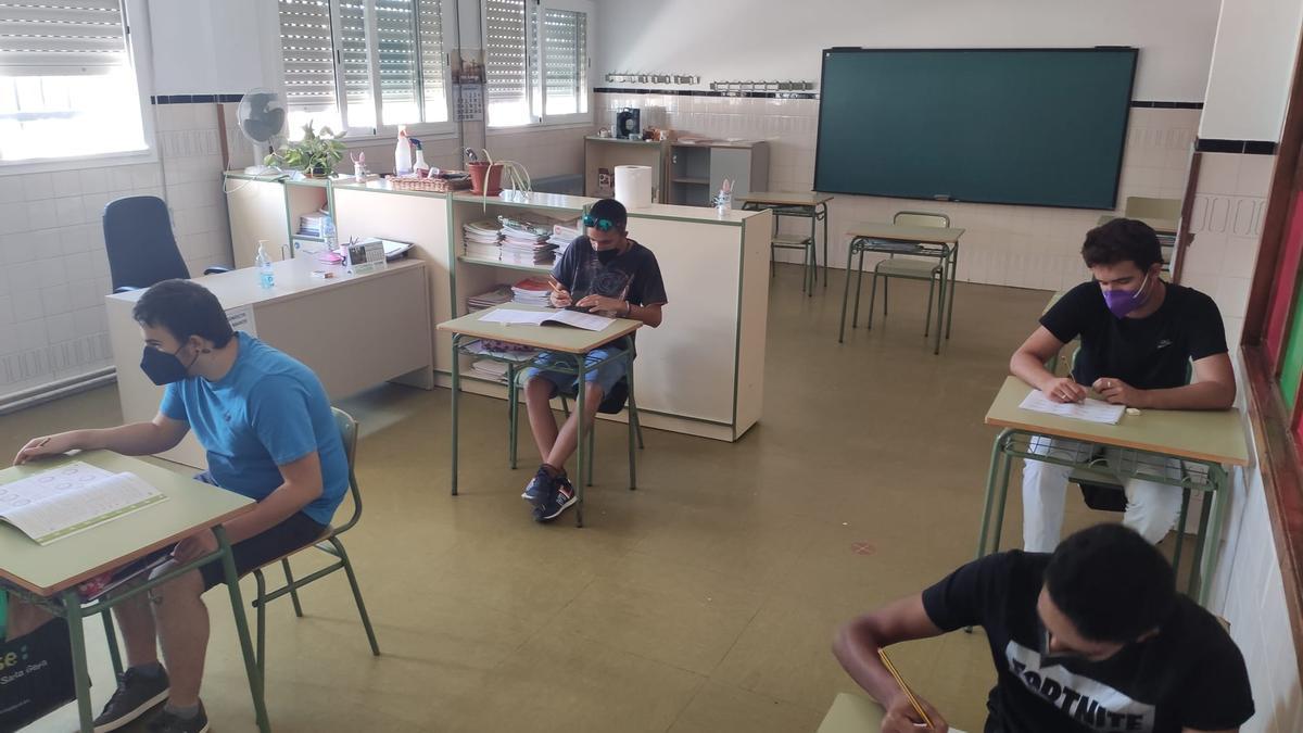 Un grupo de estudiantes, en su primer día del curso escolar.