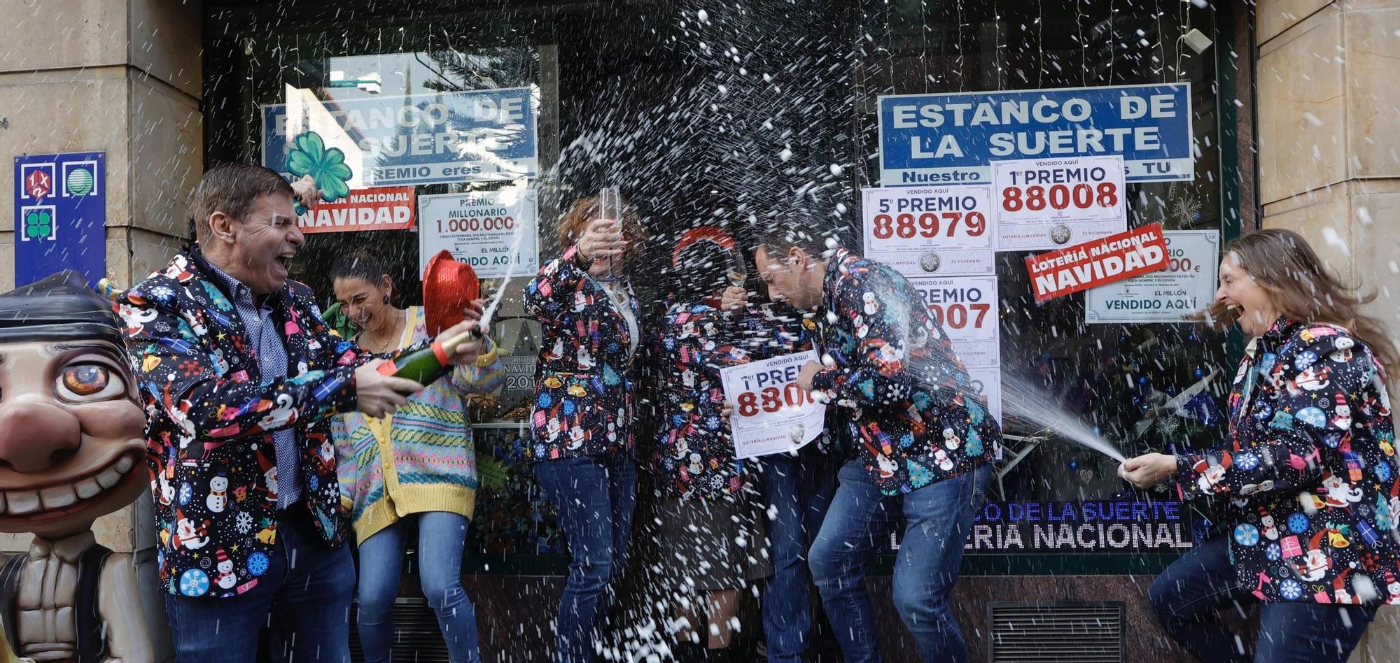 EN IMÁGENES: Asturias celebra una jornada de Lotería de Navidad con más de 4 millones en premios muy repartidos