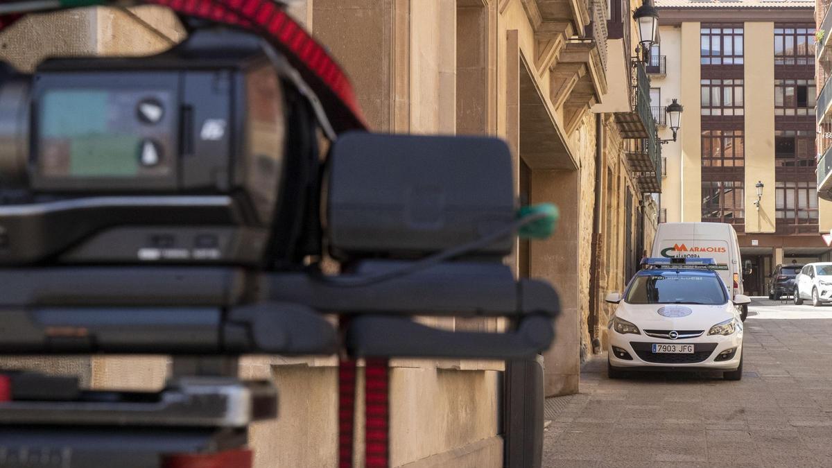 Un vehículo policial junto a las dependencias municipales registradas en Soria este martes.