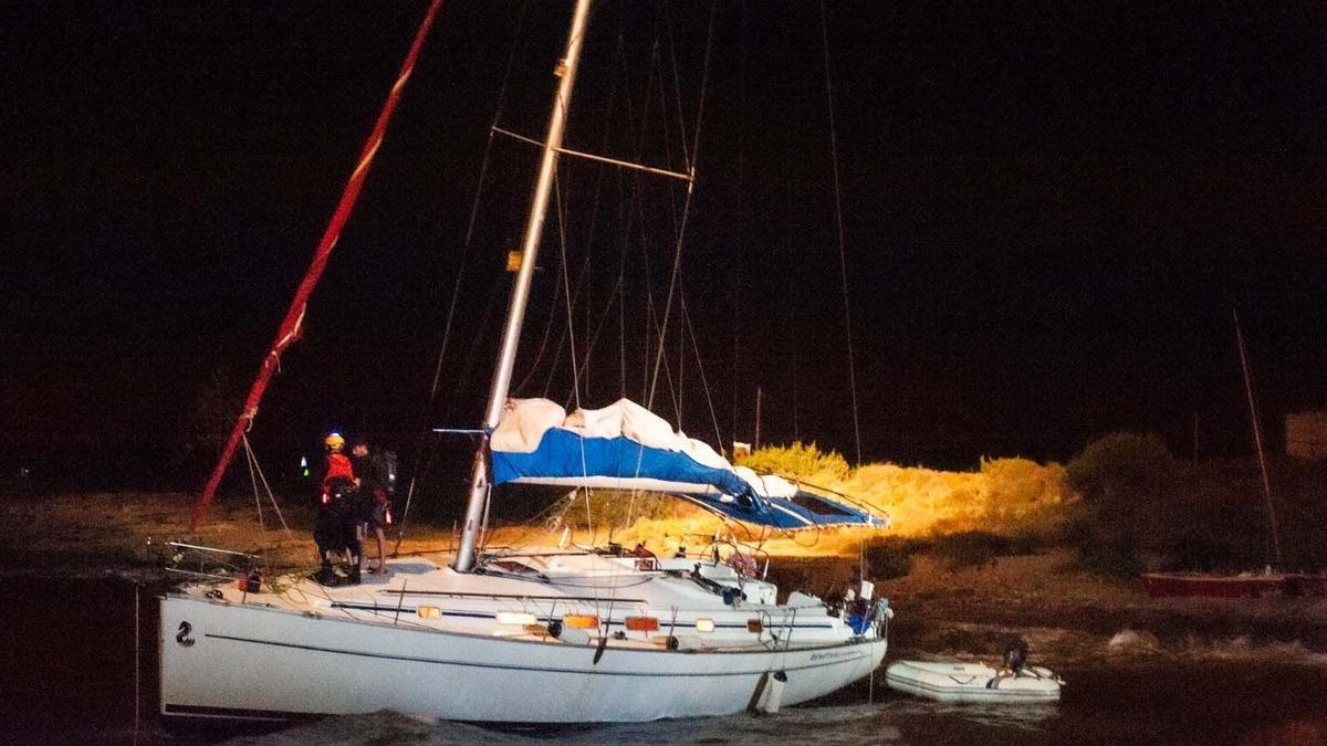 Ocho personas rescatadas de un velero varado en Formentera