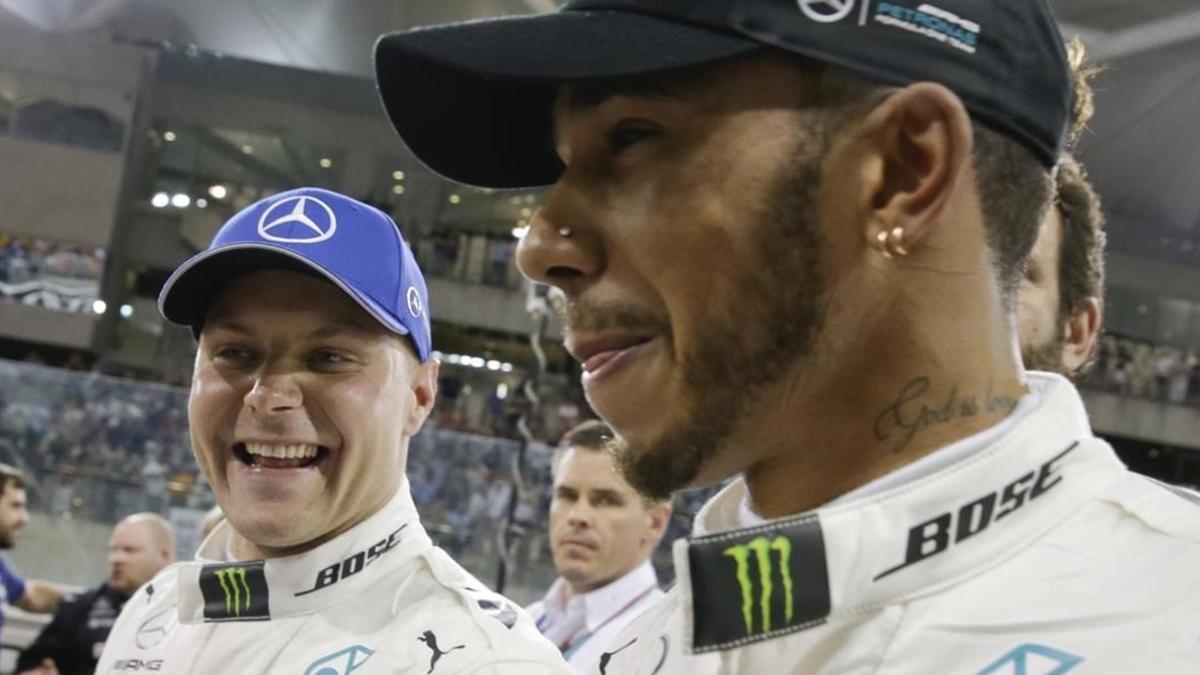 Valtteri Bottas y Lewis Hamilton sonrien tras lograr el finlandés la última 'pole' de la temporada en Abu Dabi.