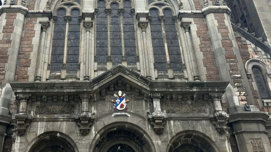 El escudo papal, instalado encima de la puerta principal. | KIKO URRUSTI