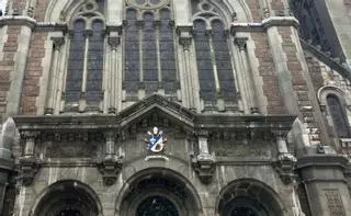San Juan ya luce el nuevo escudo papal