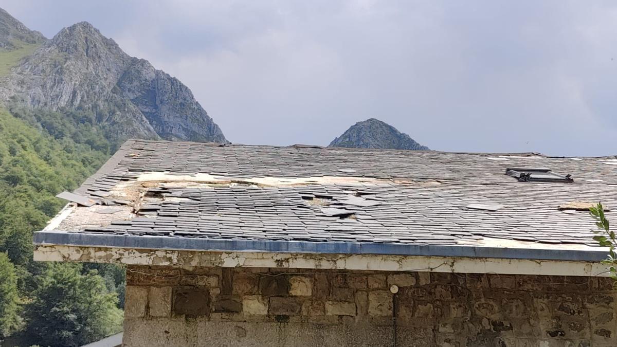 Estado actual del tejado del refugio de Brañagallones