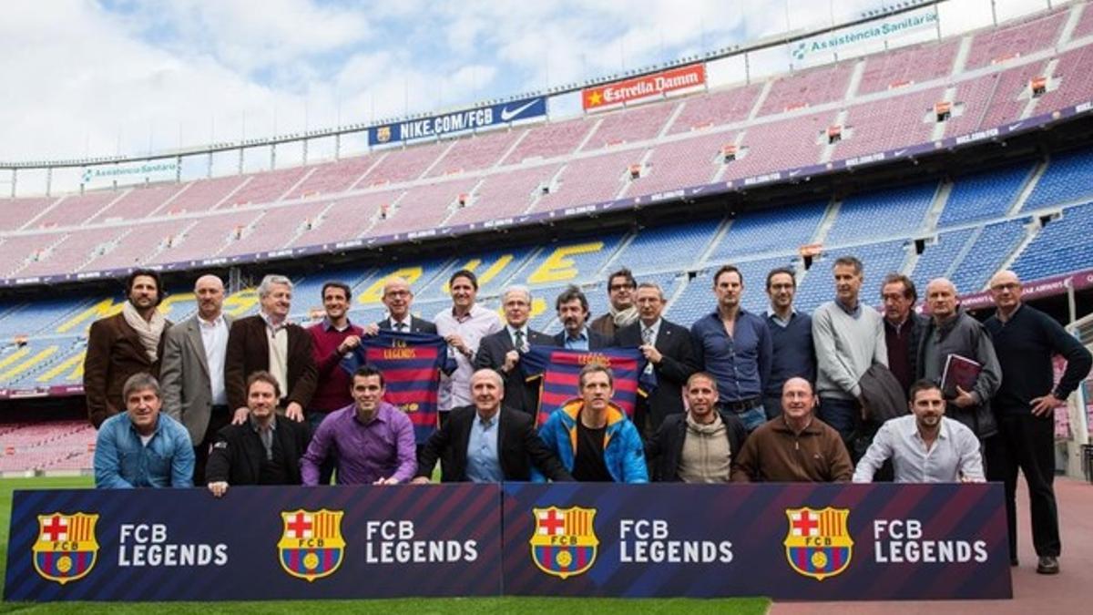 Exjugadores del Barça de todas las épocas posan en el Camp Nou.