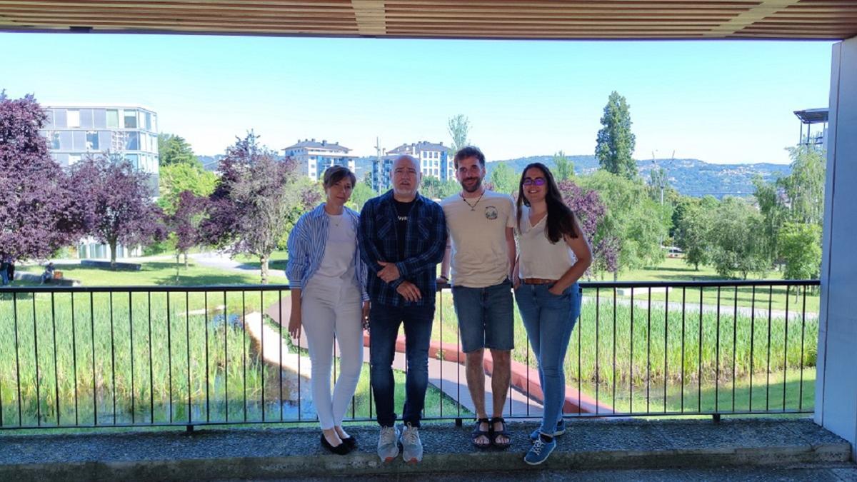 Los investigadores del grupo EPhysLab Maite de Castro, Moncho Gómez Gesteira, Adrián Castro y Marisela Des, en el campus de Ourense..