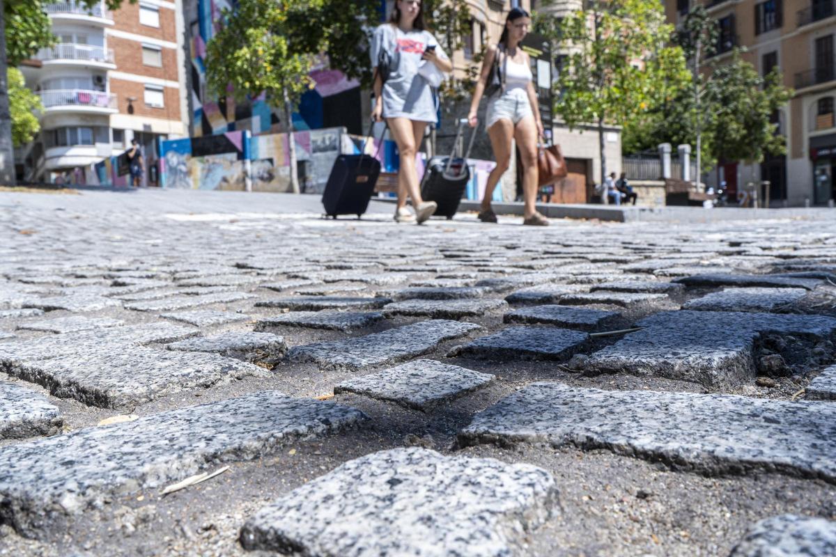 Paviment del passeig de la República de Manresa en una imatge d'arxiu