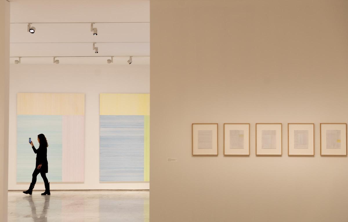 Una visitante recorre la exposición instalada en el MACA