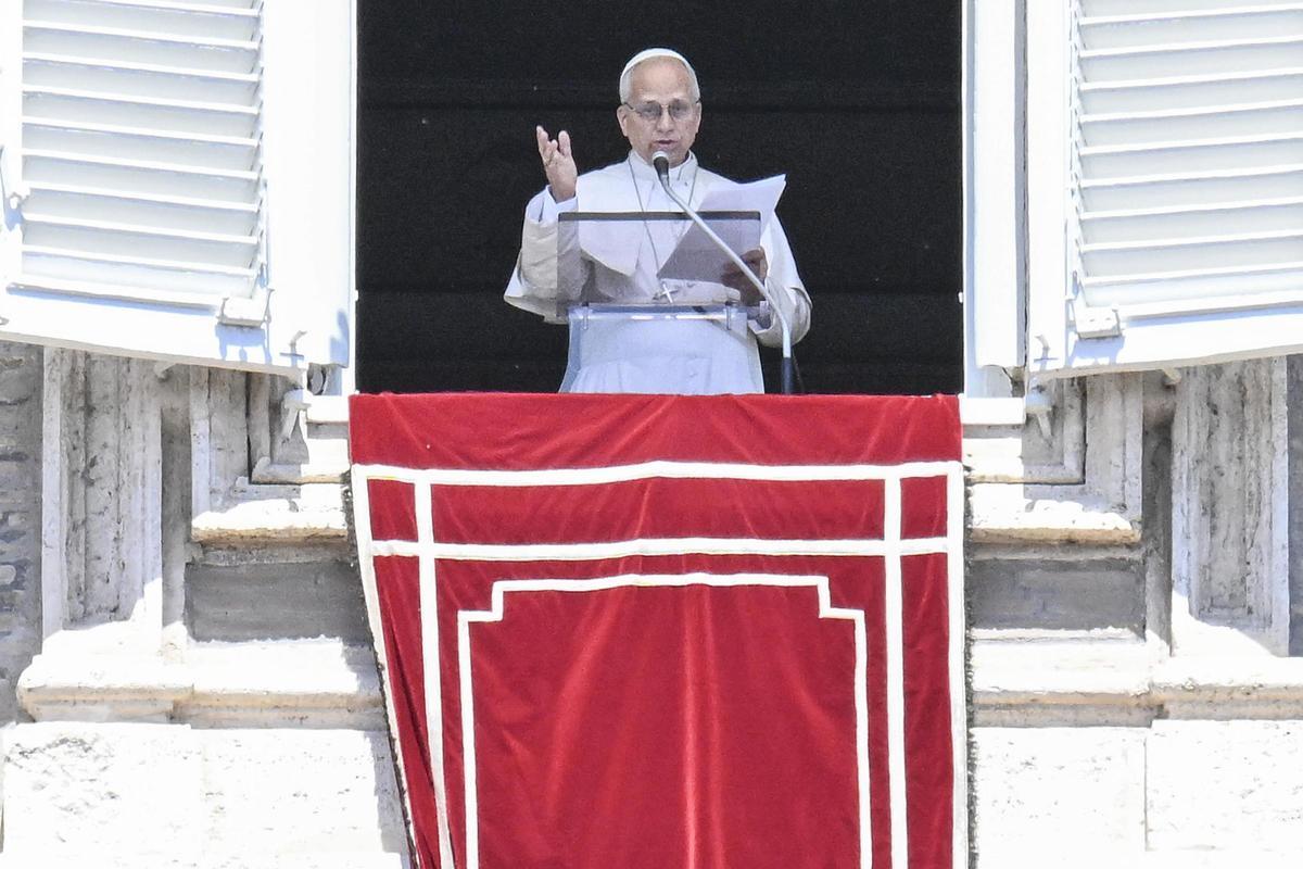 El papa León XIV dirige una oración desde la ventana de su despacho en la Plaza de San Pedro del Vaticano en una imagen de archivo.