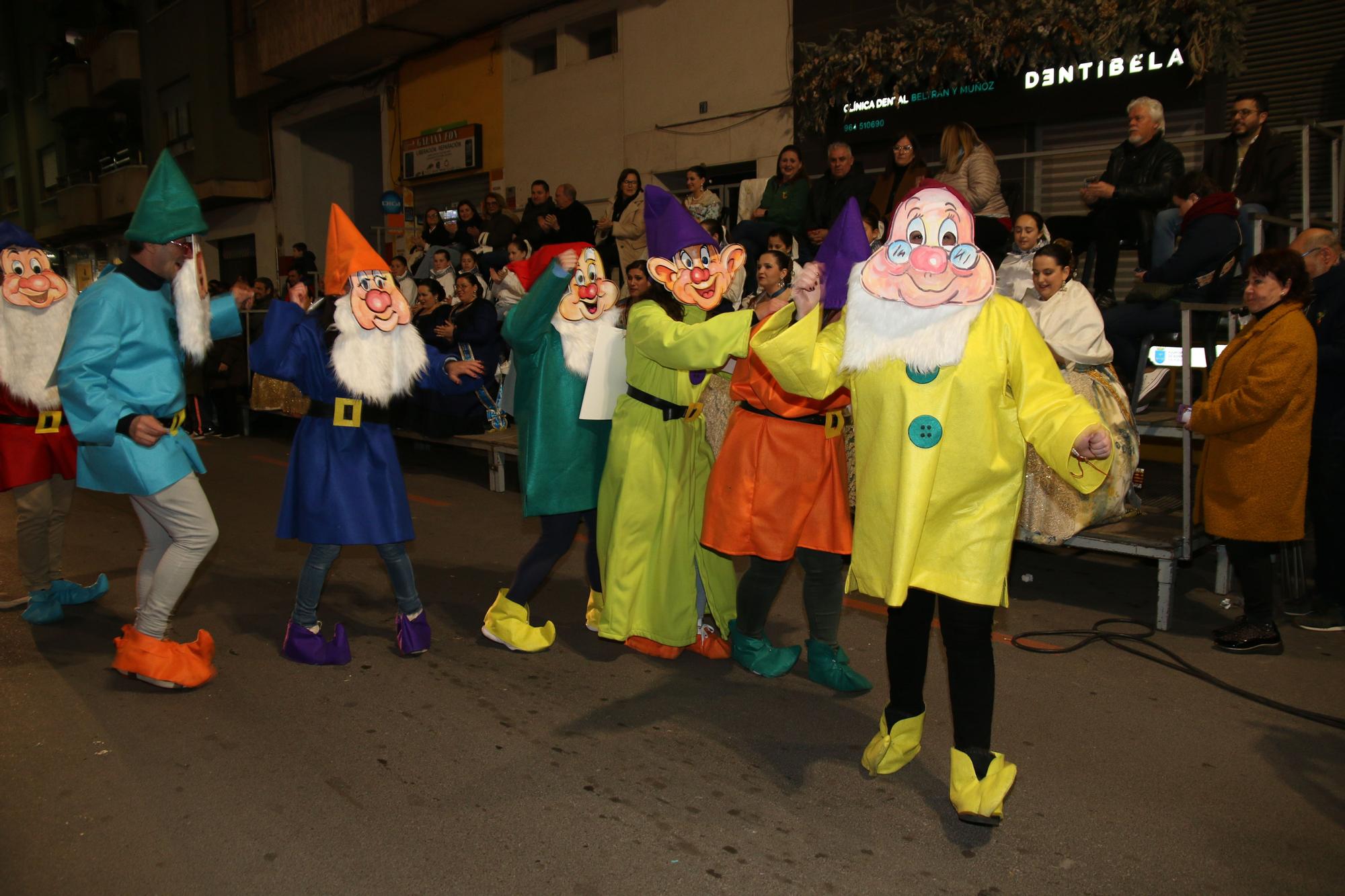 FOTOGALERÍA I La cabalgata del Ninot de Burriana, en imágenes