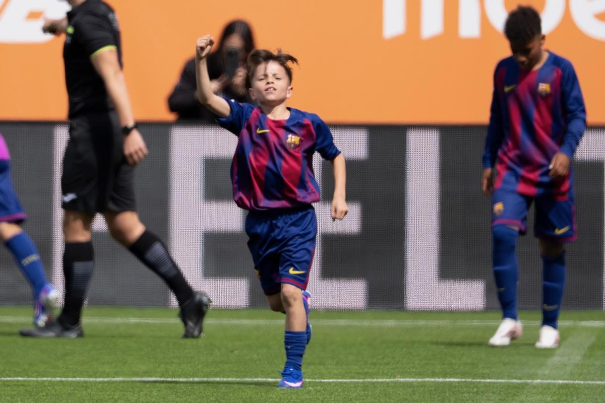 Hugo Galdeano celebra uno de los goles del Barça