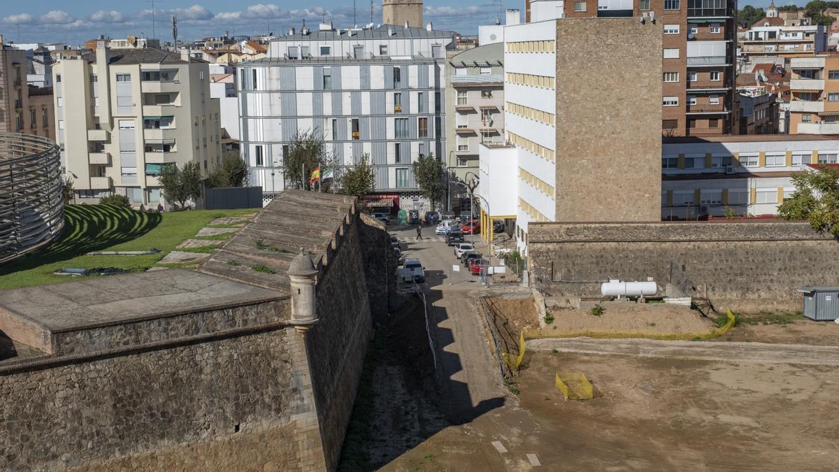 Brecha de la muralla de la calle Hermanos Merino de Badajoz.