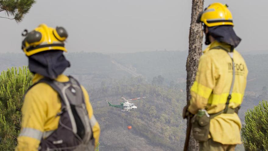 Efectivos antiincendios en Huelva.