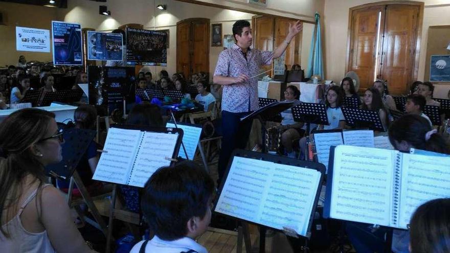 El compositor Oscar Navarro dirige a la Maestro Lupi