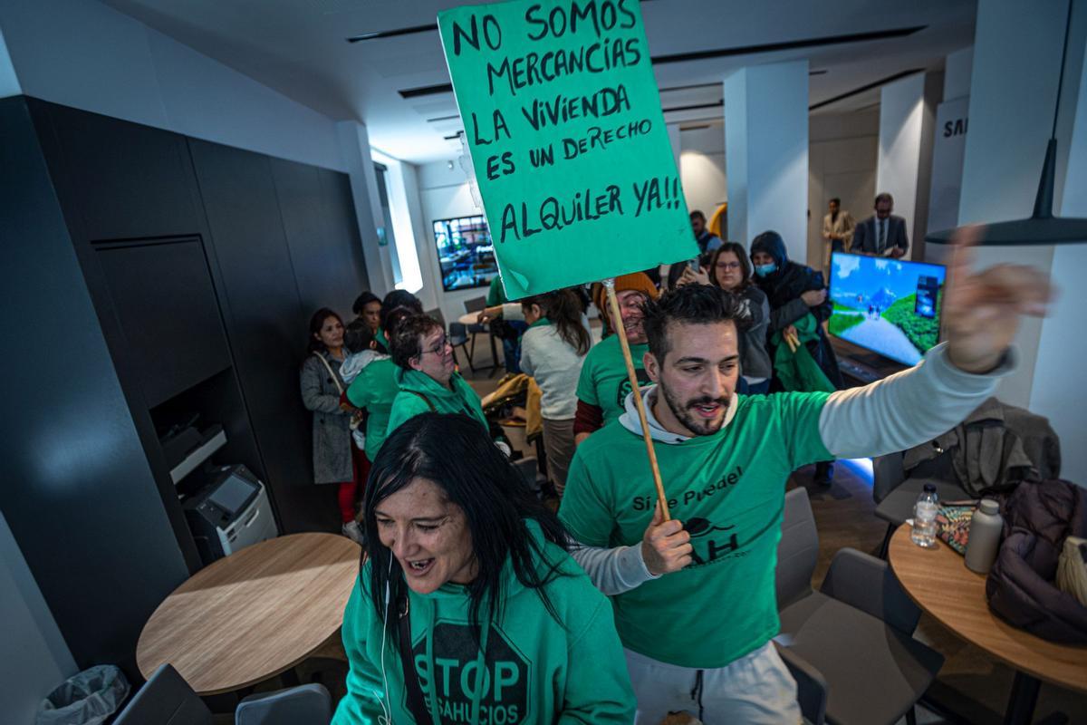 Acción de la Pah  para reclamar alquileres sociales para Djamila y Rosario