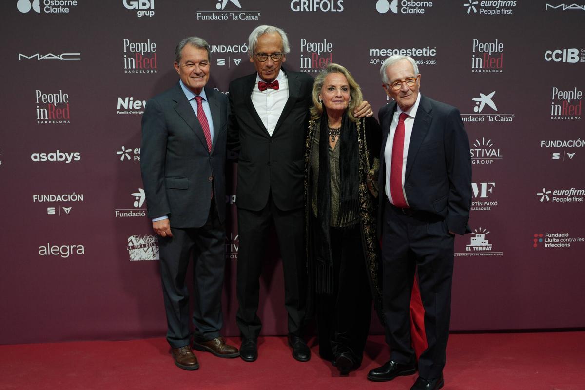 BARCELONA 12/05/2025 Icult. Artur Mas, Buenaventura Cloquet, Helena Rakosnik y Xavier TriasPhotocall de la 15ª Gala Solidaria People in Red Barcelona. FOTO de ZOWY VOETEN