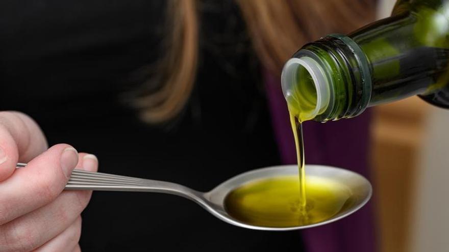 El precio del aceite se triplica entre el campo y la mesa, pero los súpers aseguran que ellos 