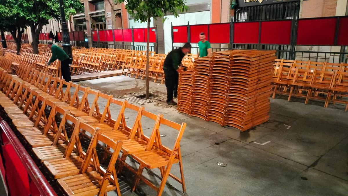 Los operarios montan las sillas en la avenida Constitución