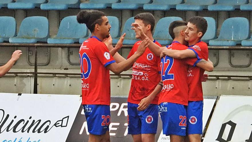 Jugadores de la UD Ourense festejan uno de los goles.  |  // F. CASANOVA