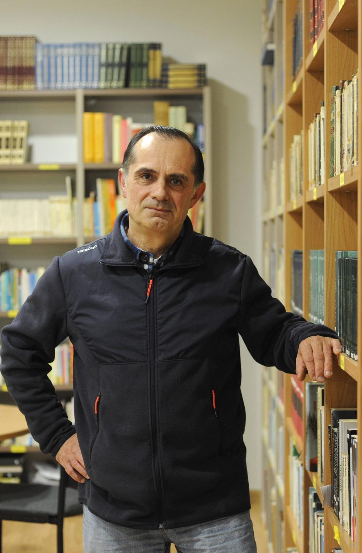 Liñares en la biblioteca del Centro Cultural Vista Alegre.