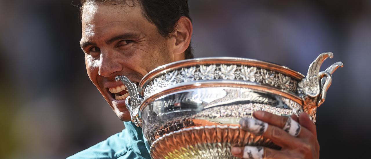 Nadal con su decimocuarta copa en Roland Garros