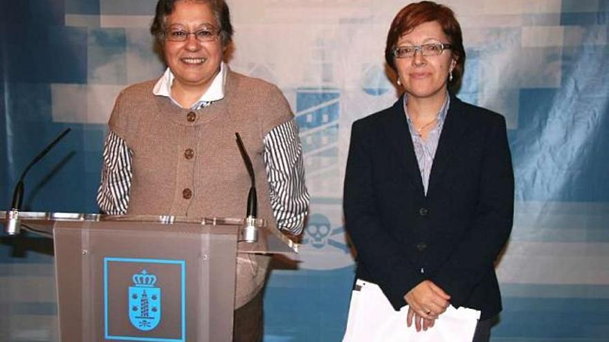 De izquierda a derecha, Margarida Vázquez y Beti Rico, ayer, en el ayuntamiento de A Coruña. / raquel pedreira