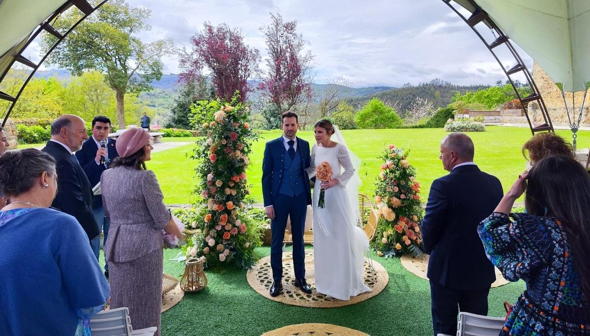 Boda de Lara Álvarez y Miguel Les en en el castillo de San Cucao, oficiada por el edil Nicolás Fernández, que aparece a la izquierda de la imagen, con el micrófono.