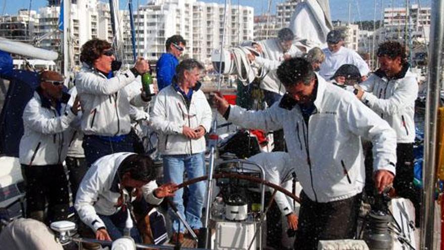La tripulación del &#039;Floresta del Mar&#039; celebra el triunfo tras llegar al puerto de Sant Antoni.